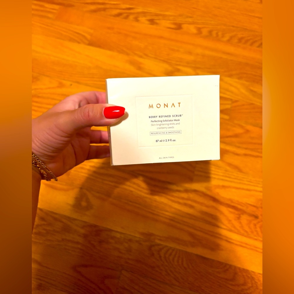 Monat Berry Refined Scrub
